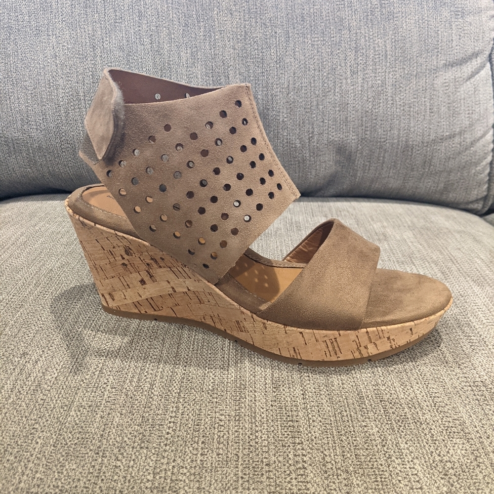 Euro Soft by Sofft Brown/Tan Punctured Cork looking Wedge Sandals Size 8M